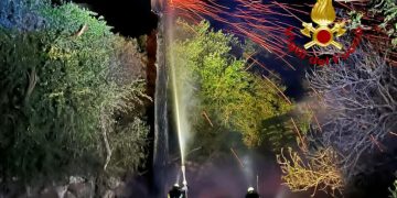 Oristano, primo maggio impegnativo per i Vigili del Fuoco: fiamme in tutta la provincia