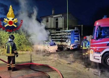 Paura a Ittiri, in fiamme auto e furgone: intervento dei Vigili del Fuoco