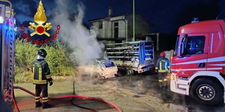 Paura a Ittiri, in fiamme auto e furgone: intervento dei Vigili del Fuoco