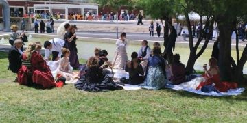 Dame vittoriane, picnic, bassotti e Steampunk: in migliaia invadono il Parco della Musica
