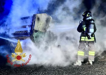Paura a Santu Lussurgiu, in fiamme imballatrice in un’azienda agricola