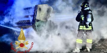 Paura a Santu Lussurgiu, in fiamme imballatrice in un’azienda agricola