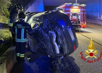 Paura a Sassari, perde il controllo dell’auto e finisce su un muro: un ferito