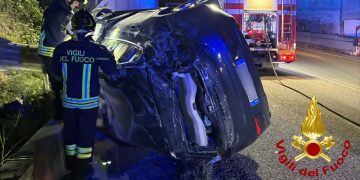 Paura a Sassari, perde il controllo dell’auto e finisce su un muro: un ferito
