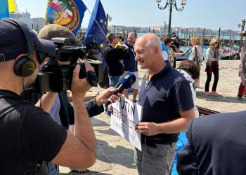Manifestazione contro la Biennale, 4 gatti e 3 radicali