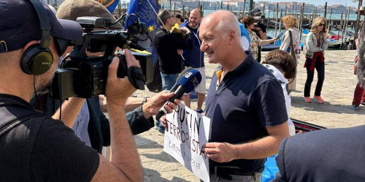 Manifestazione contro la Biennale, 4 gatti e 3 radicali