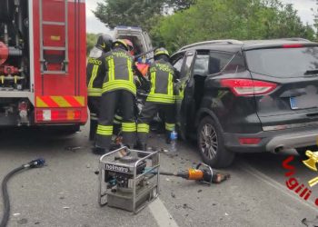 Schianto sulla Sassari-Ittiri: due feriti, un uomo estratto dalle lamiere