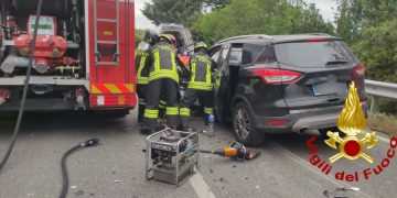 Schianto sulla Sassari-Ittiri: due feriti, un uomo estratto dalle lamiere