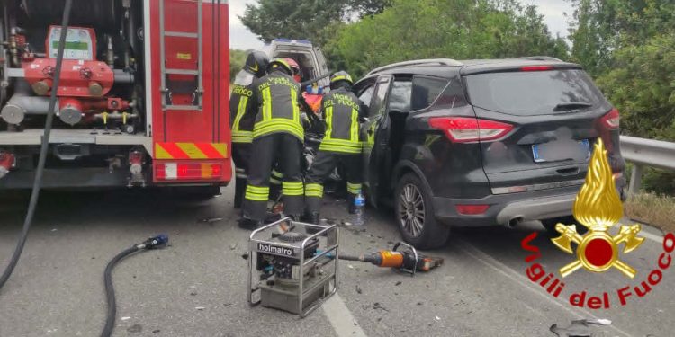 Schianto sulla Sassari-Ittiri: due feriti, un uomo estratto dalle lamiere