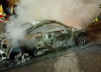 Paura a Cala Gonone, auto a fuoco e pacco sospetto davanti a casa del proprietario