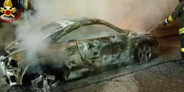 Paura a Cala Gonone, auto a fuoco e pacco sospetto davanti a casa del proprietario