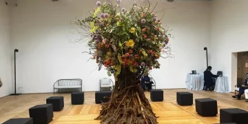 Aperto il Padiglione russo alla Biennale, musica e tanti fiori