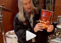 Nicko McBrain, il batterista storico degli Iron Maiden annuncia l’autobiografia “Hello Boys And Girls!”