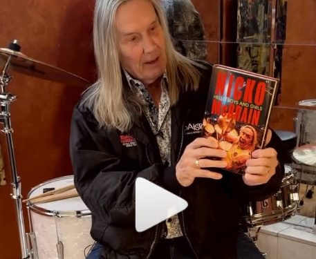 Nicko McBrain, il batterista storico degli Iron Maiden annuncia l’autobiografia “Hello Boys And Girls!”