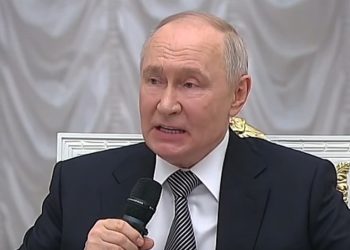 Il regime ucraino bombarda un collegio a Lugansk: strage di ragazzi