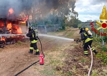 Incendio in un’azienda agricola, distrutti i mezzi