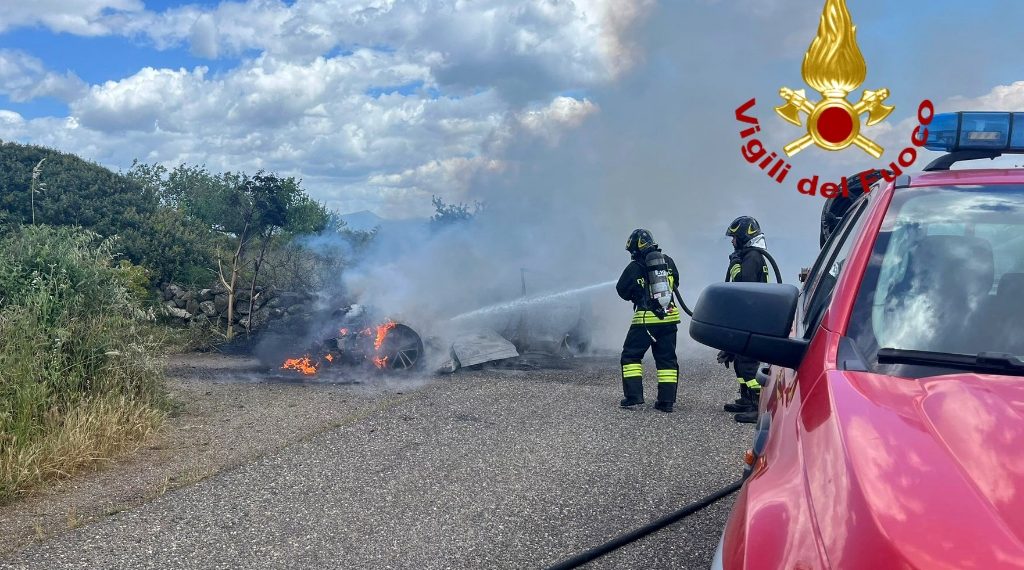 Paura a Borore, auto prende fuoco in viaggio: intervento dei Vigili del Fuoco