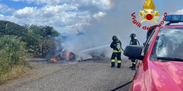 Paura a Borore, auto prende fuoco in viaggio: intervento dei Vigili del Fuoco