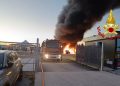 Incendio in un parcheggio dell’aeroporto di Alghero, 80 auto distrutte
