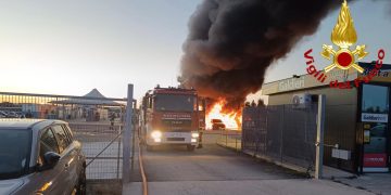 Incendio in un parcheggio dell’aeroporto di Alghero, 80 auto distrutte