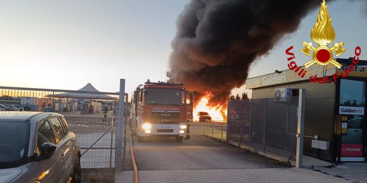 Incendio in un parcheggio dell’aeroporto di Alghero, 80 auto distrutte
