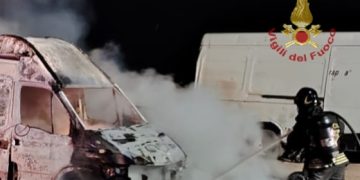 Notte di fiamme a Selargius: distrutte alcune auto, probabile la matrice dolosa