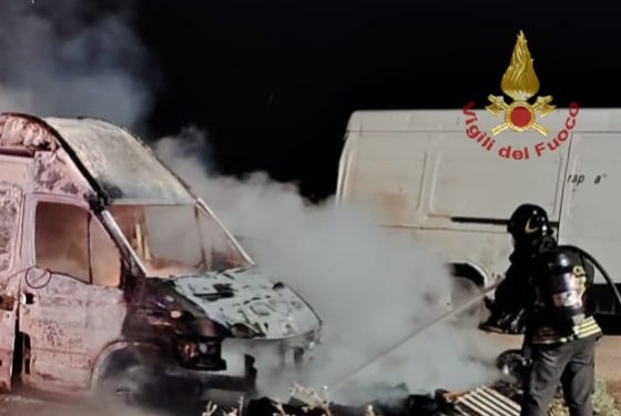 Notte di fiamme a Selargius: distrutte alcune auto, probabile la matrice dolosa