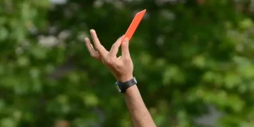 Arbitro sedicenne aggredito nel Sassarese dopo un cartellino rosso