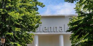 Biennale di Venezia, si dimette la giuria internazionale. A votare sarà il pubblico: “Qui pace e arte, nessuna censura”