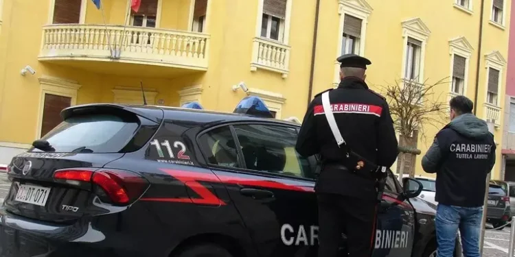 Telecamere nascoste per controllare i dipendenti, nei guai titolare di un bar