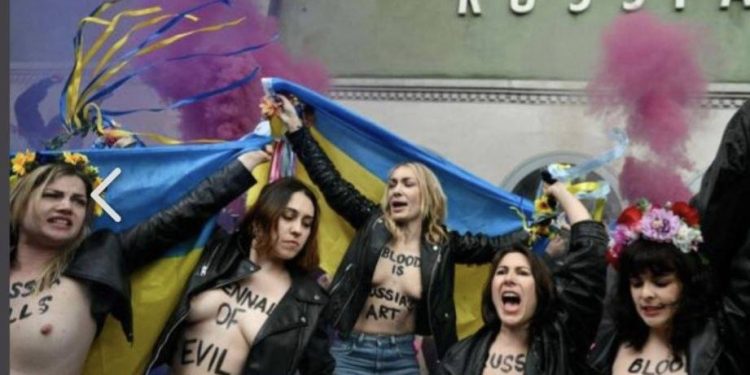 Le spogliarelliste al servizio di Soros buffoneggiano a Venezia