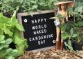 World Naked Gardening Day: giardinaggio senza inibizioni