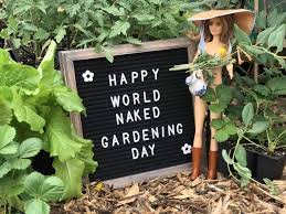 World Naked Gardening Day: giardinaggio senza inibizioni