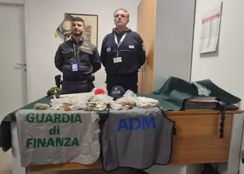 Alghero, turista bloccata con 6 kg di sabbia, ciottoli e conchiglie