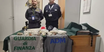 Alghero, turista bloccata con 6 kg di sabbia, ciottoli e conchiglie