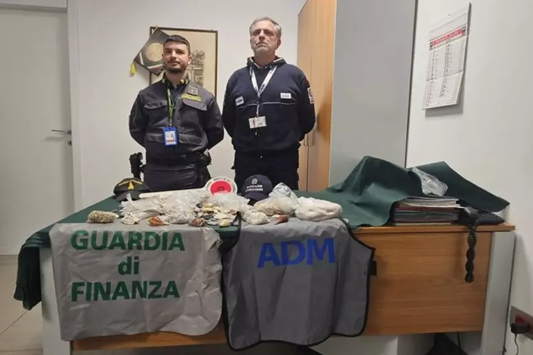 Alghero, turista bloccata con 6 kg di sabbia, ciottoli e conchiglie