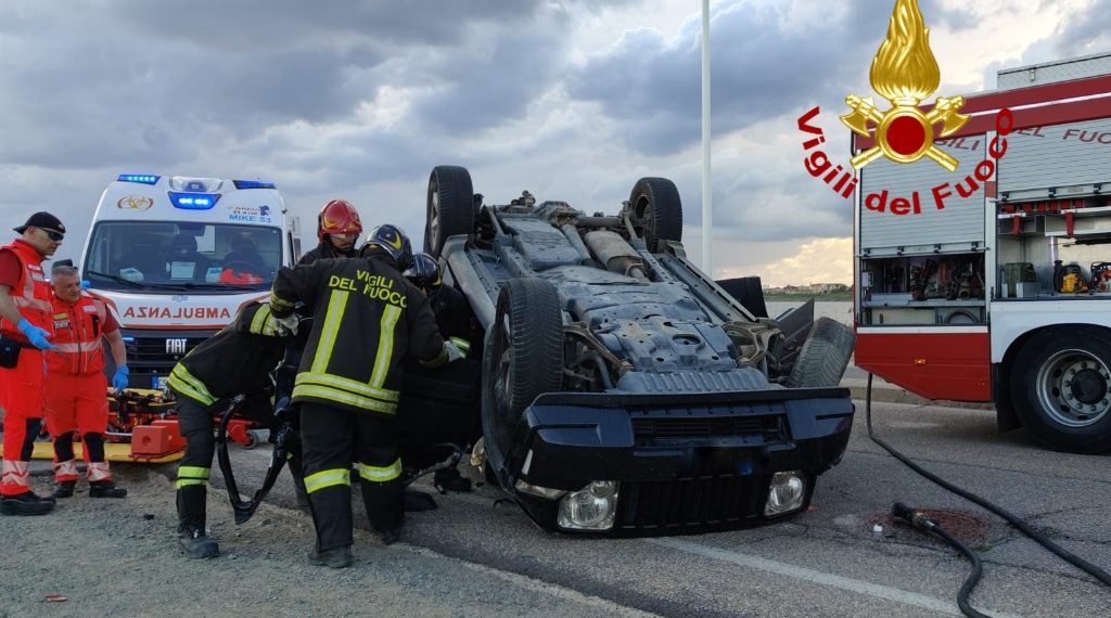 Scontro tra due auto al Poetto di Quartu: persona estratta dalle lamiere