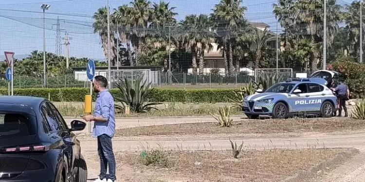 Fuggono a posto di blocco e si schiantano, muore 16enne