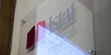Rapporto annuale Istat, nel 2025 quasi 11 milioni di italiani a rischio povertà