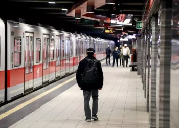 Frenata brusca della metro in centro a Milano, diversi feriti