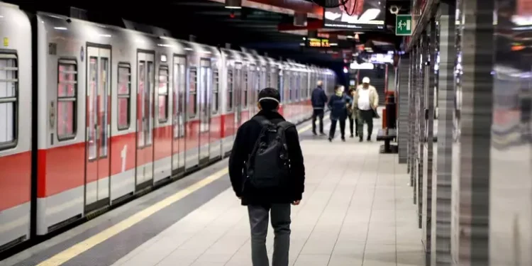 Frenata brusca della metro in centro a Milano, diversi feriti