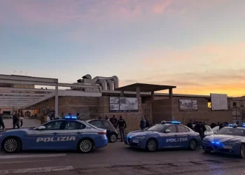 Blitz della polizia in piazza Mercato a Sassari, sequestrate armi e droga