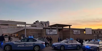 Blitz della polizia in piazza Mercato a Sassari, sequestrate armi e droga