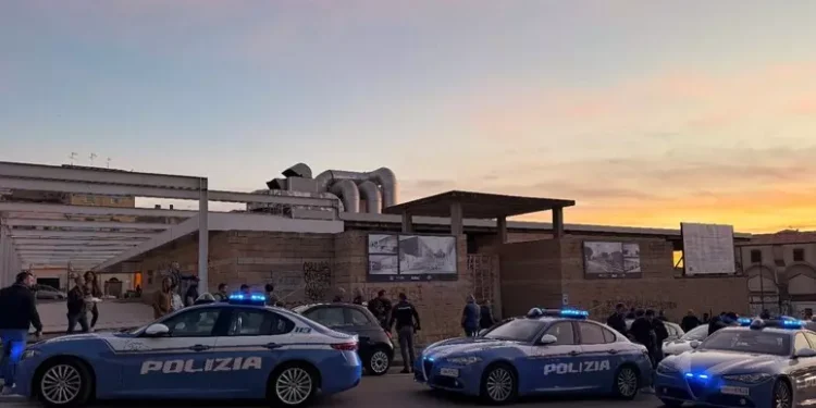 Blitz della polizia in piazza Mercato a Sassari, sequestrate armi e droga
