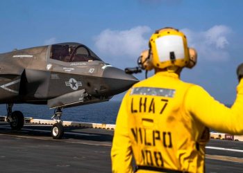 Gli Usa colpiscono l’Iran: presi di mira siti di lancio missilistico e navi per “autodifesa”