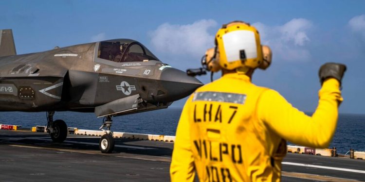 Gli Usa colpiscono l’Iran: presi di mira siti di lancio missilistico e navi per “autodifesa”