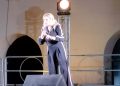 Elena Di Cioccio porta a Cagliari il suo spettacolo ProPositivo 2.0: un spettacolo per ridere e riflettere