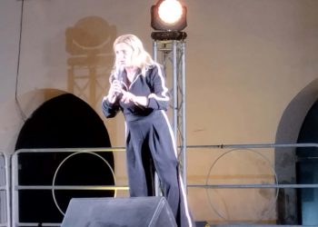 Elena Di Cioccio porta a Cagliari il suo spettacolo ProPositivo 2.0: un spettacolo per ridere e riflettere