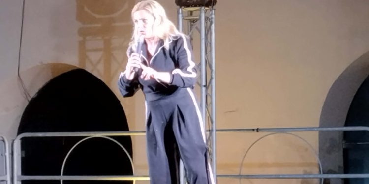 Elena Di Cioccio porta a Cagliari il suo spettacolo ProPositivo 2.0: un spettacolo per ridere e riflettere