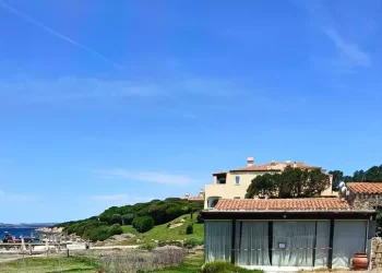 Presunti abusi edilizi a Cala del Faro, sequestrato fabbricato con vetrate